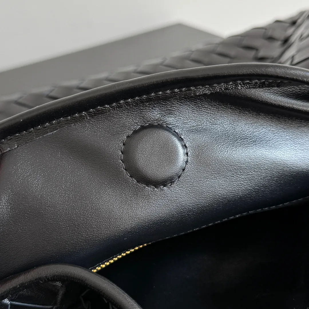 Batch 1960 It seems that this bag from BV has been popular recently ~ The new Hop is really not too beautiful. The whole bag has no seams. The bag body and handles are made of one piece of leather. It reflects the style and essence of Bottega Veneta. It truly represents craftsmanship and creativity. The large size has a very loose and lazy upper body. Big bag lovers will definitely not regret buying it. Style number: 796262 Size: 46*21*10cm